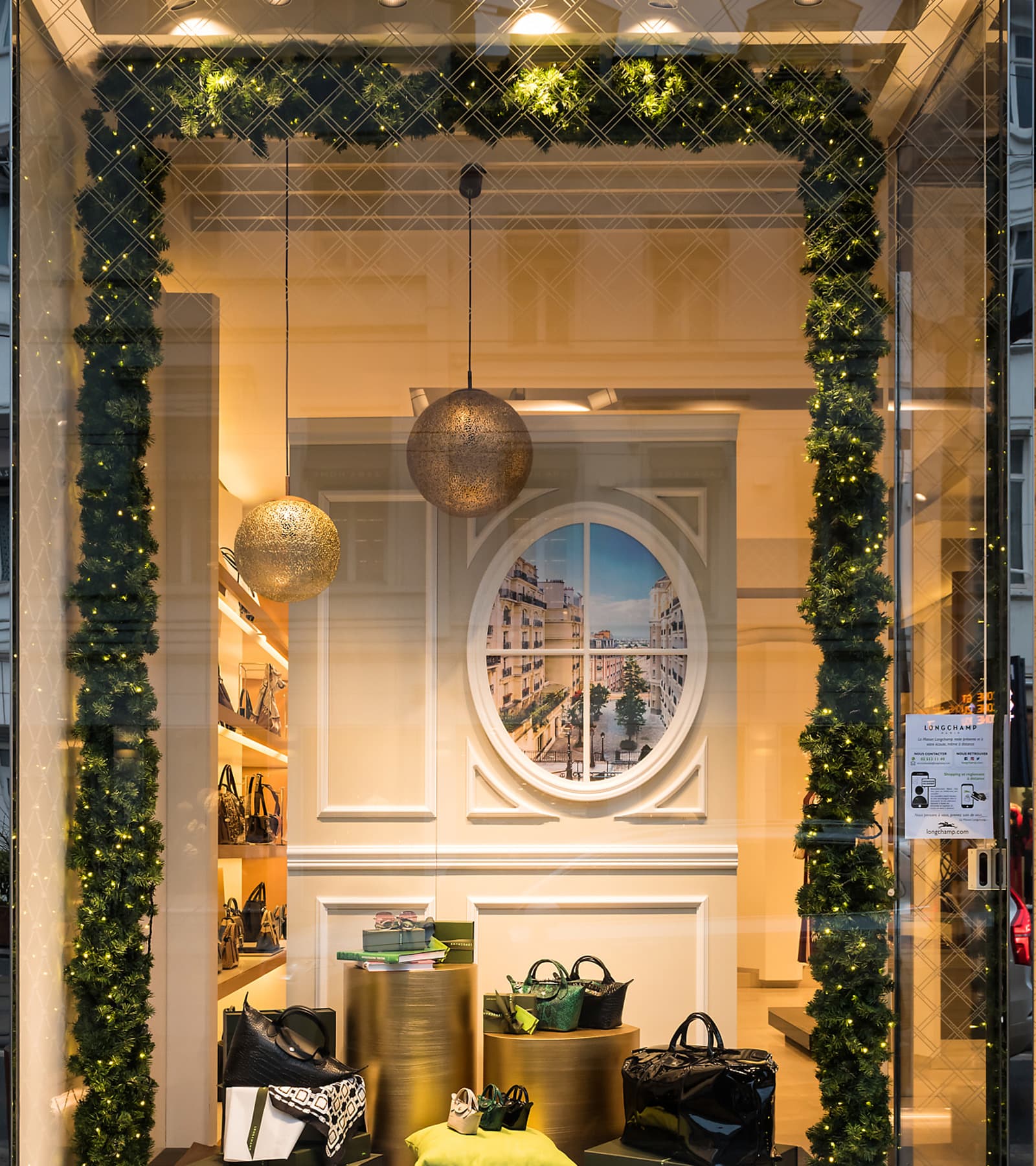 Vitrine de boutique élégamment encadrée de guirlandes lumineuses