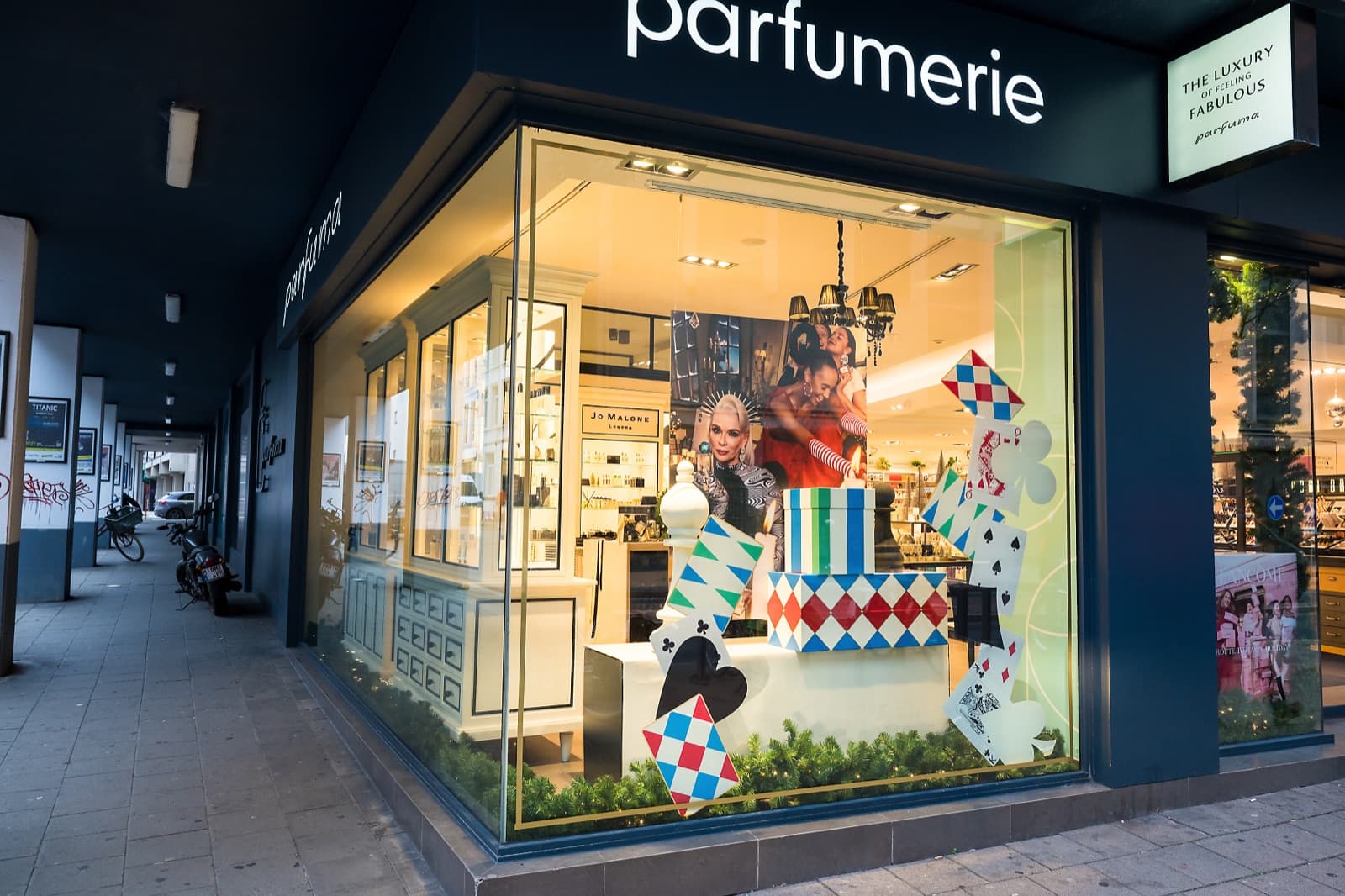 Vitrine de Noël contemporaine