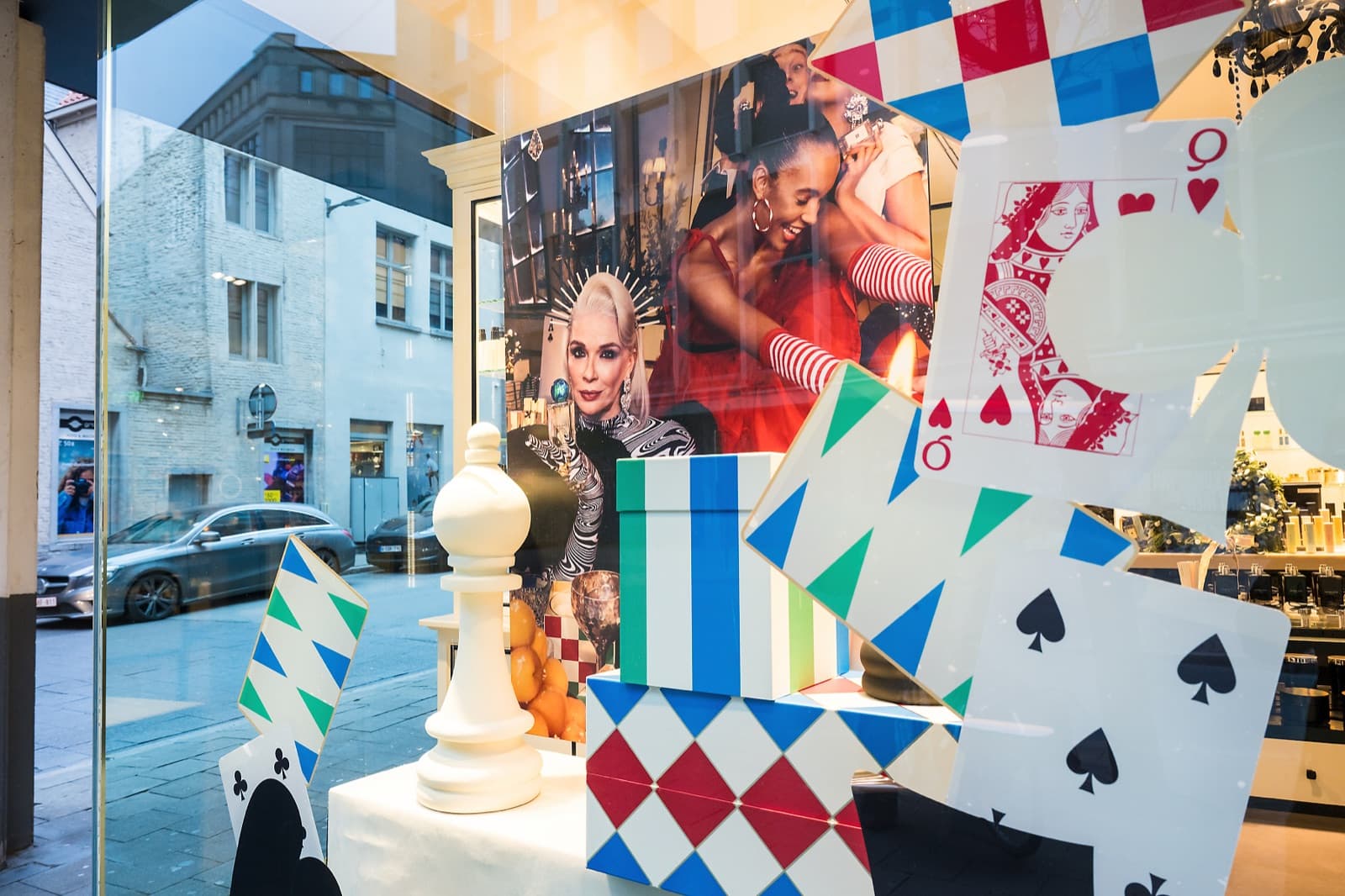 Décor de vitrine coloré composé de cartes et de cadeaux géants